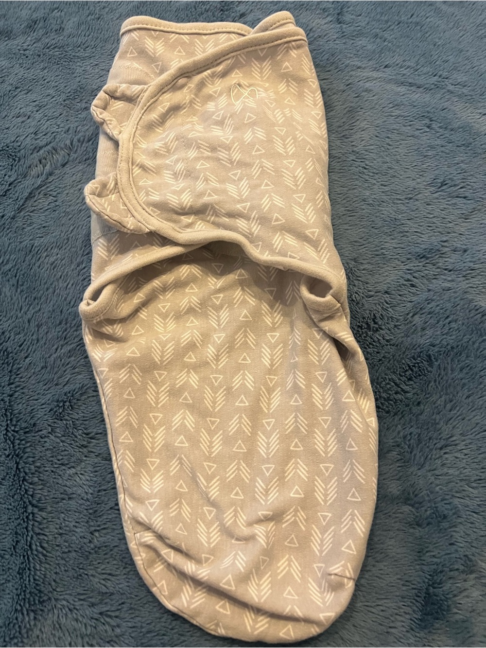 Swaddle Me small- med Gray Baby Swaddle with White Arrow Print